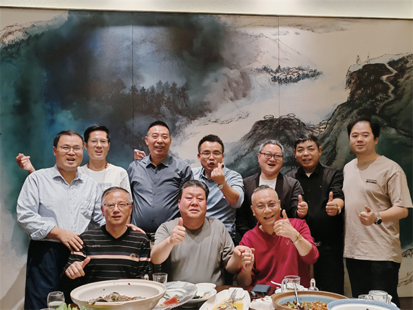 歡迎萬和基金會執(zhí)行理事長等各位領導蒞臨曼光！